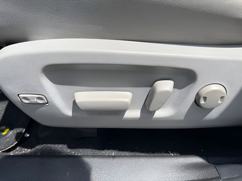 Used 2019 Toyota Highlander XLE FWD image 10