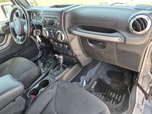 Used 2018 Jeep Wrangler Unlimited Sahara AWD/4WD image 17