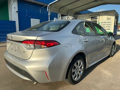 Used 2020 Toyota Corolla LE FWD image 3