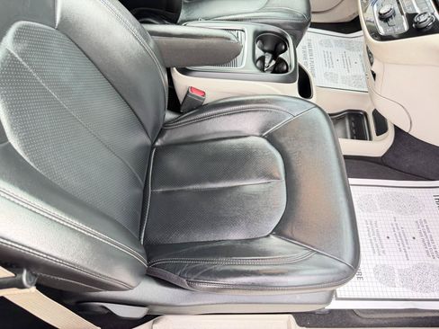 Used 2022 Chrysler Pacifica Touring-L FWD image 51