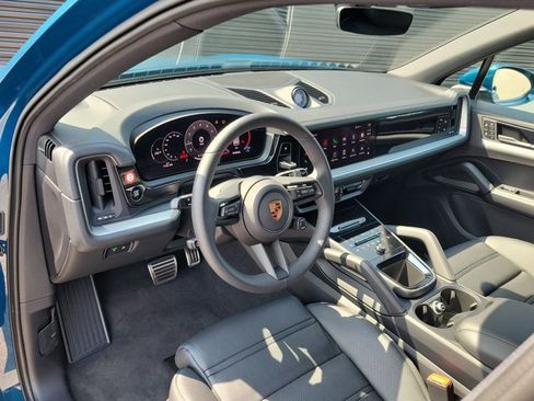 Certified 2025 Porsche Cayenne S AWD/4WD image 4