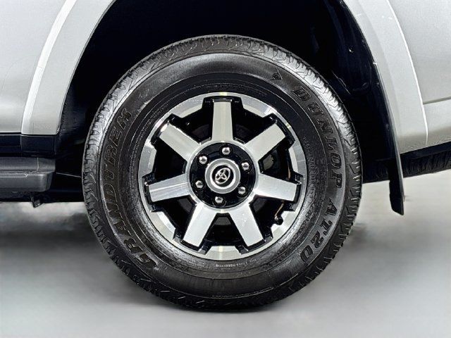 Used 2024 Toyota 4Runner TRD Off-Road Premium AWD/4WD image 32