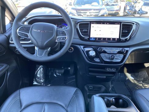 Used 2025 Chrysler Pacifica Select FWD image 10