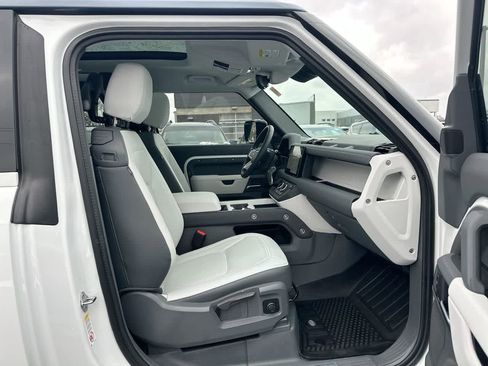 Used 2025 Land Rover Defender 90 S image 25