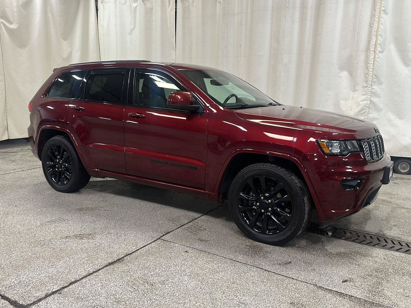 Used 2020 Jeep Grand Cherokee Altitude AWD/4WD image 7