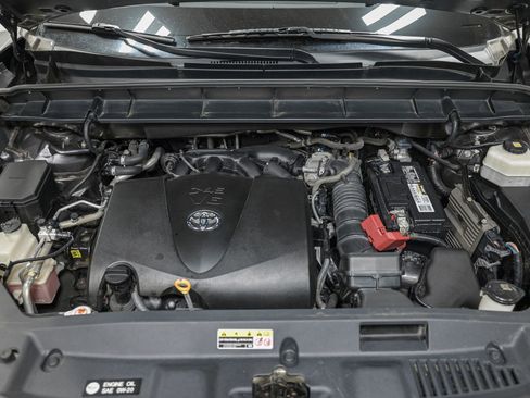 Used 2021 Toyota Highlander XLE image 11