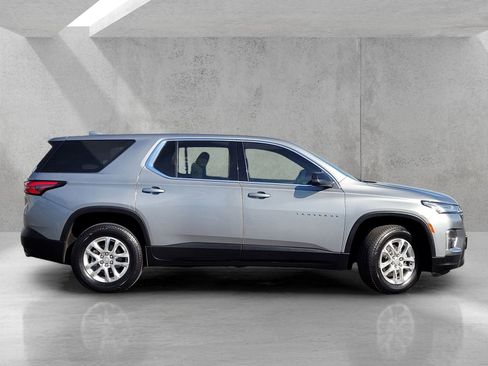 Used 2023 Chevrolet Traverse LS image 3