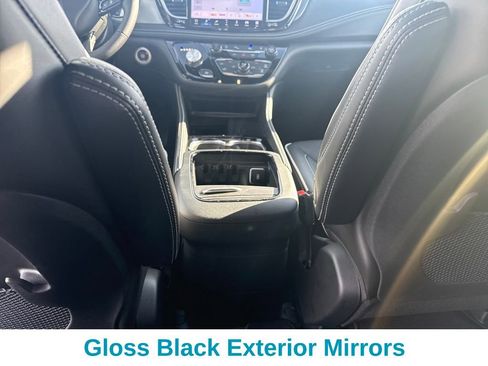 New 2026 Chrysler Pacifica Limited image 11