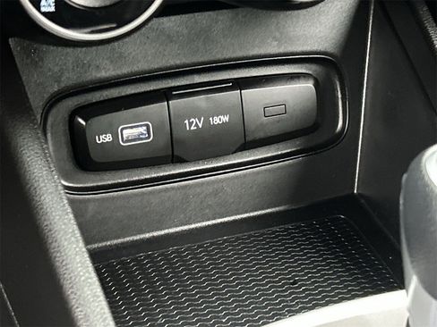 Used 2022 Hyundai Venue SE image 25