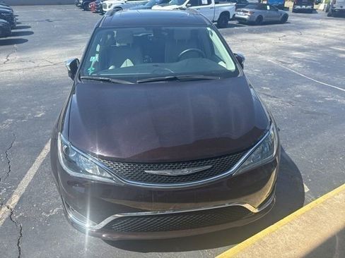 Used 2017 Chrysler Pacifica Limited w/ UConnect Theater Package FWD image 3