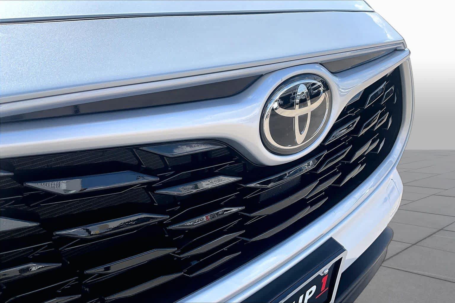 Used 2025 Toyota Highlander XLE FWD image 28