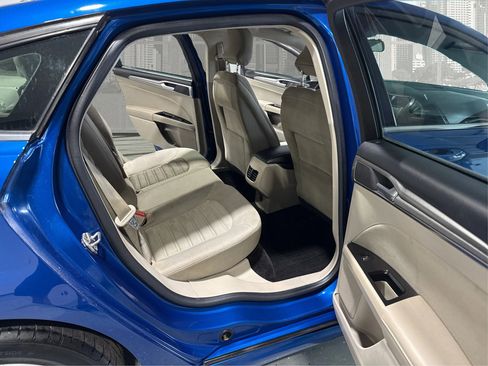 Used 2017 Ford Fusion SE w/ Fusion SE Technology Package image 13