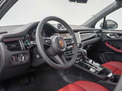 Certified 2025 Porsche Macan image 4
