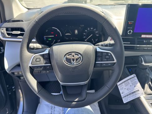 New 2025 Toyota Sienna XLE image 17