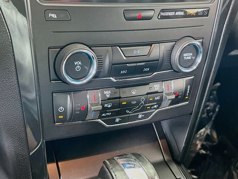 Used 2018 Ford Explorer XLT w/ Equipment Group 202A AWD/4WD image 15
