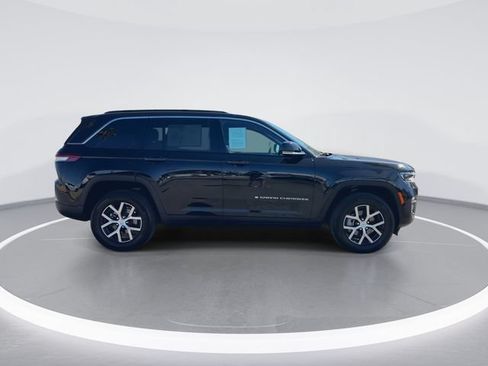 Used 2024 Jeep Grand Cherokee Limited RWD image 9