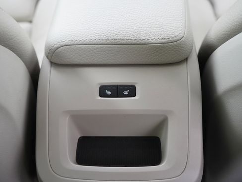 Used 2019 Volvo XC60 T6 Momentum w/ Multimedia Package image 16