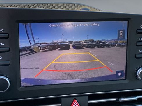 Used 2021 Hyundai Elantra SE image 17