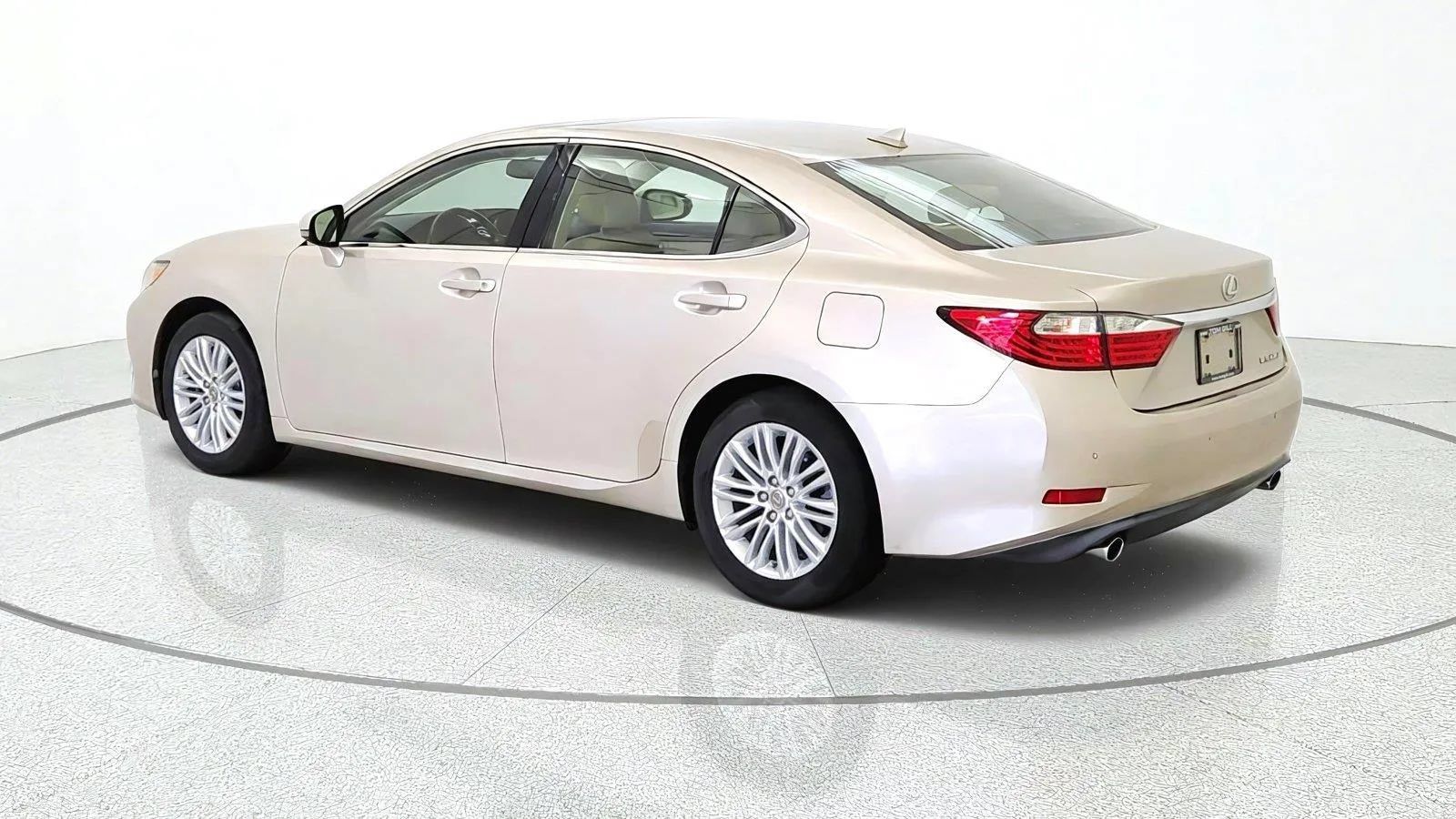 Used 2014 Lexus ES 350 w/ Luxury Package FWD image 6