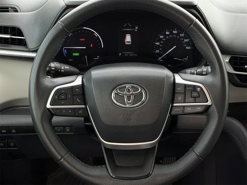 Used 2023 Toyota Sienna XLE image 13