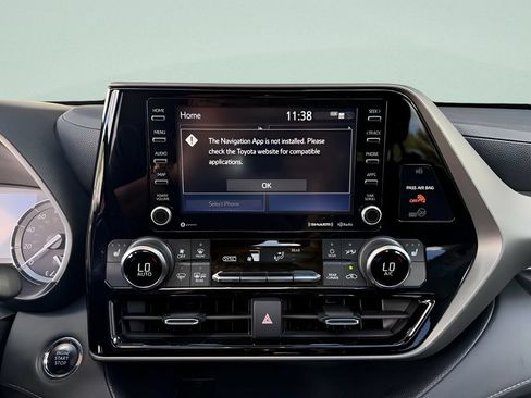 Used 2022 Toyota Highlander XLE AWD/4WD image 18