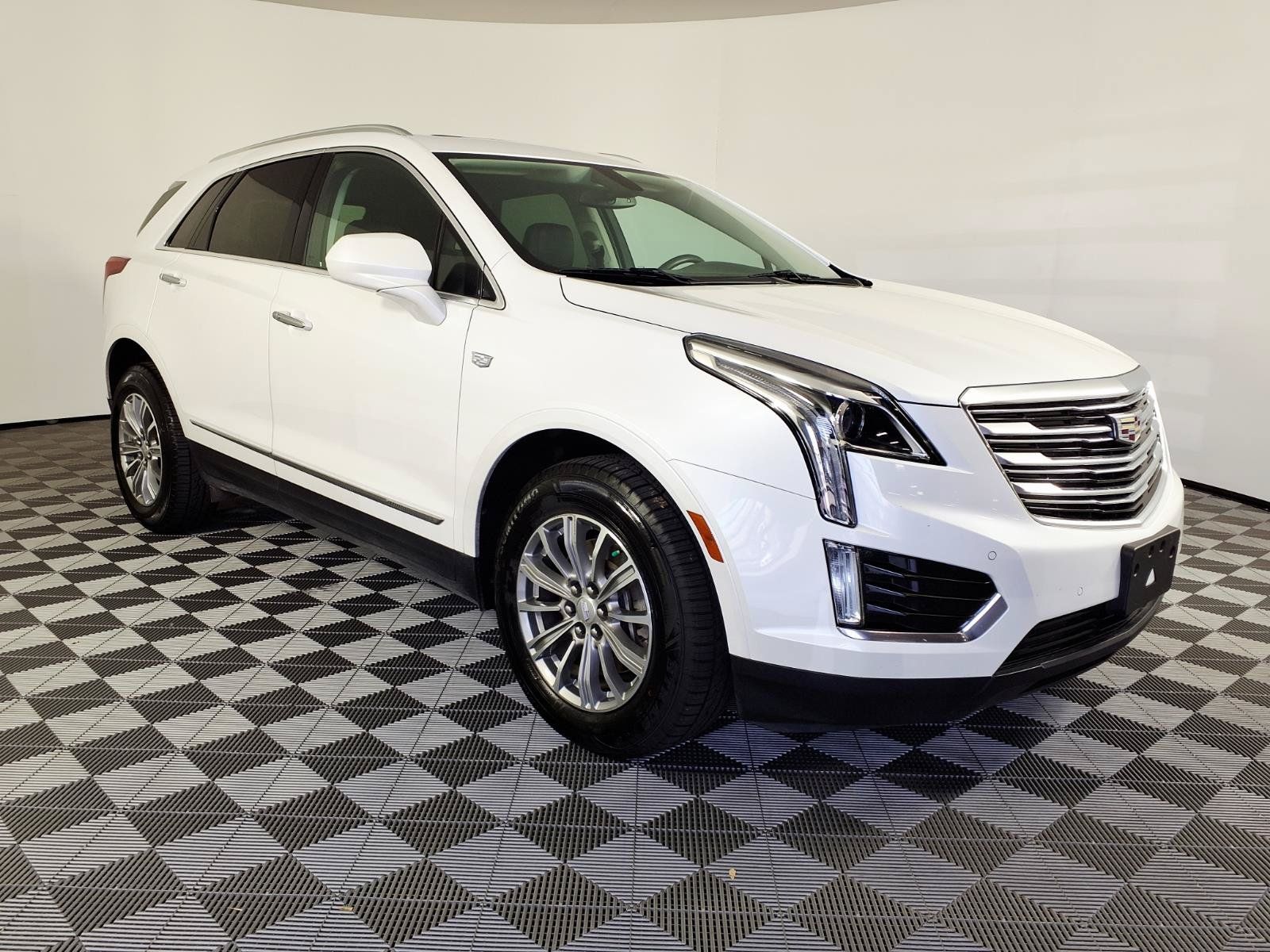 Used 2017 Cadillac XT5 Luxury FWD image 3