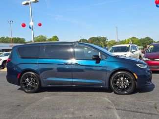 Used 2025 Chrysler Pacifica Limited FWD video 2