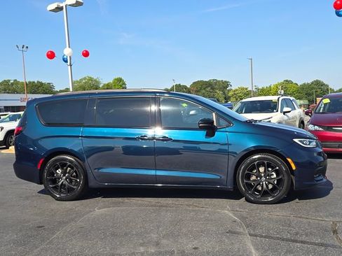 Used 2025 Chrysler Pacifica Limited FWD image 2