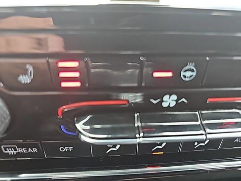 Used 2025 Jeep Grand Cherokee Laredo w/ Luxury Tech Group I image 31