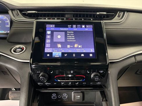 Used 2024 Jeep Grand Cherokee Altitude image 12