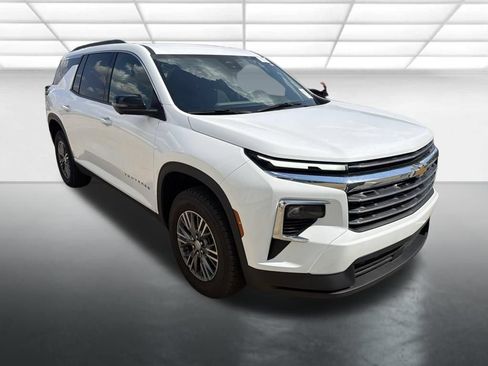 Used 2024 Chevrolet Traverse LT FWD image 1