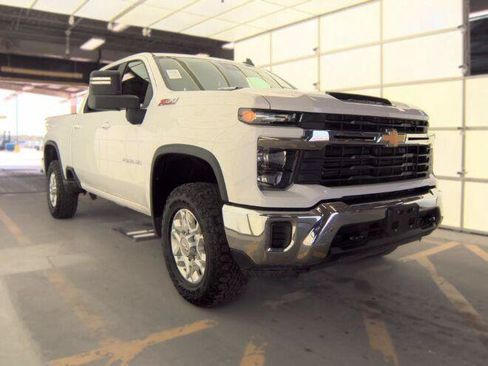 Used 2024 Chevrolet Silverado 2500 LT AWD/4WD image 2