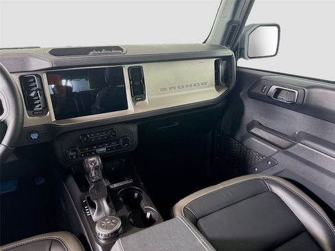 Used 2025 Ford Bronco Outer Banks AWD/4WD image 16