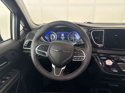 Used 2025 Chrysler Pacifica Select FWD image 11