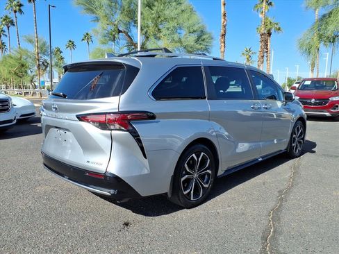 Used 2025 Toyota Sienna Platinum image 5