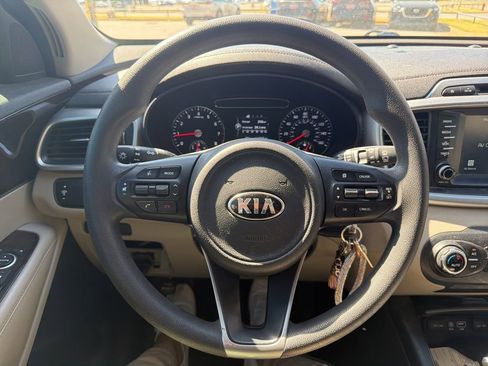 Used 2018 Kia Sorento LX image 11