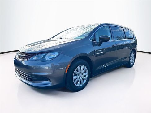 Used 2020 Chrysler Voyager L image 3