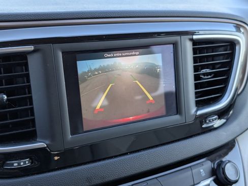 Used 2021 Chrysler Voyager Lxi image 16