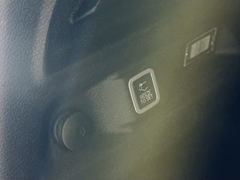 Used 2024 Jeep Grand Cherokee L Limited w/ Luxury Tech Group II image 31