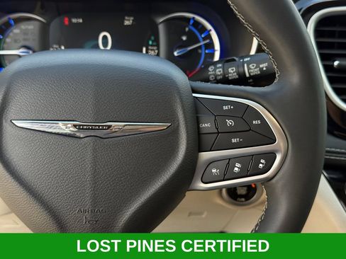 Used 2023 Chrysler Pacifica Limited FWD image 13