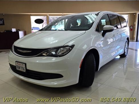 Used 2017 Chrysler Pacifica Touring FWD image 2