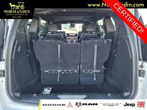 Certified 2025 Chrysler Pacifica Limited FWD image 19