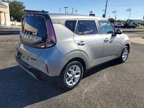 Used 2023 Kia Soul LX w/ Option Group 015 image 4