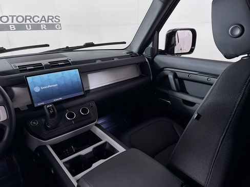 Used 2025 Land Rover Defender 110 S image 22