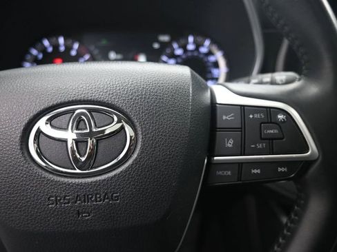 Used 2024 Toyota Highlander XLE image 14