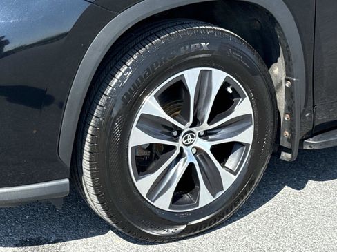 Used 2023 Toyota Highlander XLE image 29