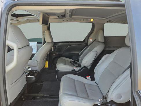 Used 2015 Toyota Sienna Limited Premium w/ Advanced Technology Package FWD image 18