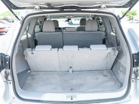 Used 2019 Toyota Highlander LE FWD image 33