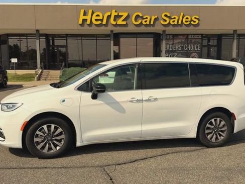 Used 2024 Chrysler Pacifica Limited FWD image 5