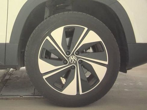 Used 2025 Volkswagen Taos SE image 17